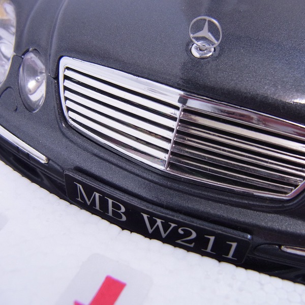 実際に弊社で買取させて頂いたKYOSHO/京商 メルセデスベンツ E-Class W211 セダン 09002SI 1/18の画像 4枚目