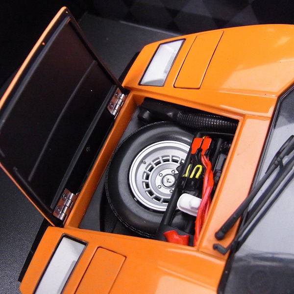 実際に弊社で買取させて頂いたKYOSHO/京商 ランボルギーニ カウンタックLP400 08321P オレンジ 1/18の画像 5枚目