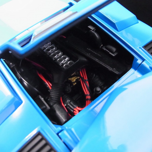 実際に弊社で買取させて頂いたKYOSHO/京商 ランボルギーニ カウンタックLP5000 quattrovalvole 08327BL ブルー 1/18の画像 4枚目