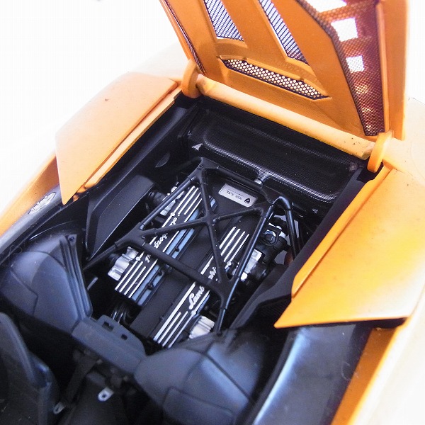 実際に弊社で買取させて頂いた【ジャンク】AUTOart/オートアート 1/18 ランボルギーニ ムルシエラゴ コンセプト オレンジの画像 5枚目