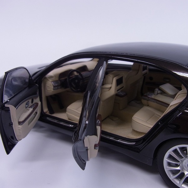 実際に弊社で買取させて頂いたKYOSHO/京商 BMW 760Li Individual 7シリーズ 08573RB ブラック 1/18の画像 5枚目