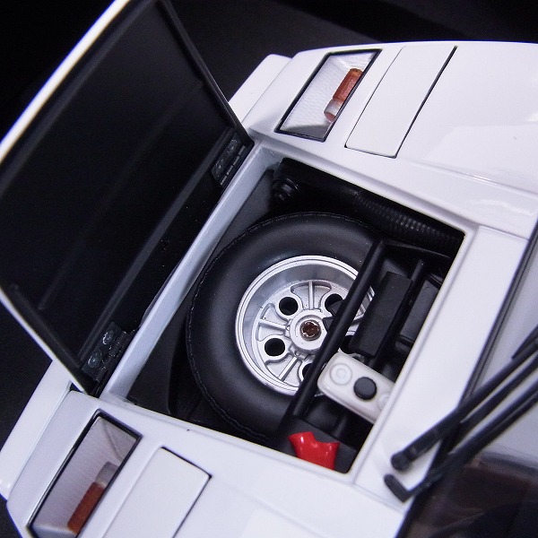 実際に弊社で買取させて頂いたKYOSHO/京商 ランボルギーニ カウンタックLP5000 quattrovalvole 08327W ホワイト 1/18の画像 3枚目