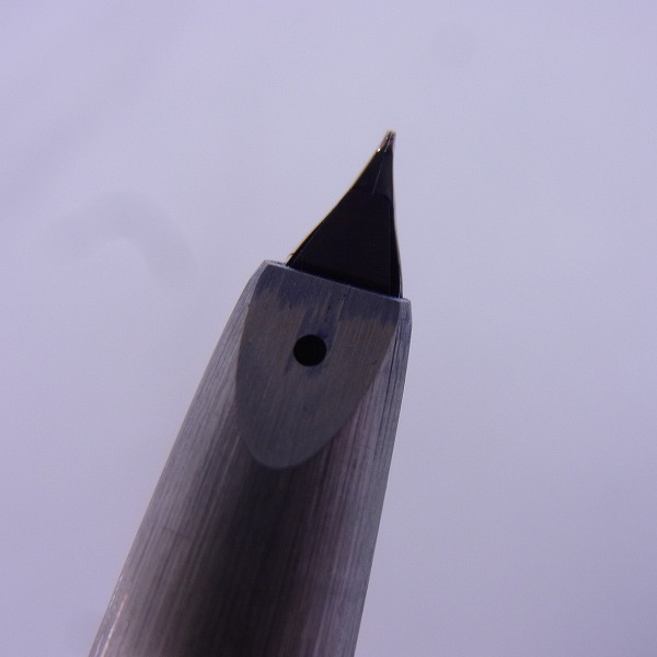 実際に弊社で買取させて頂いたLAMY/ラミー 2000 ブラッシュド加工 インク吸引式 ブラック×シルバー 万年筆の画像 2枚目