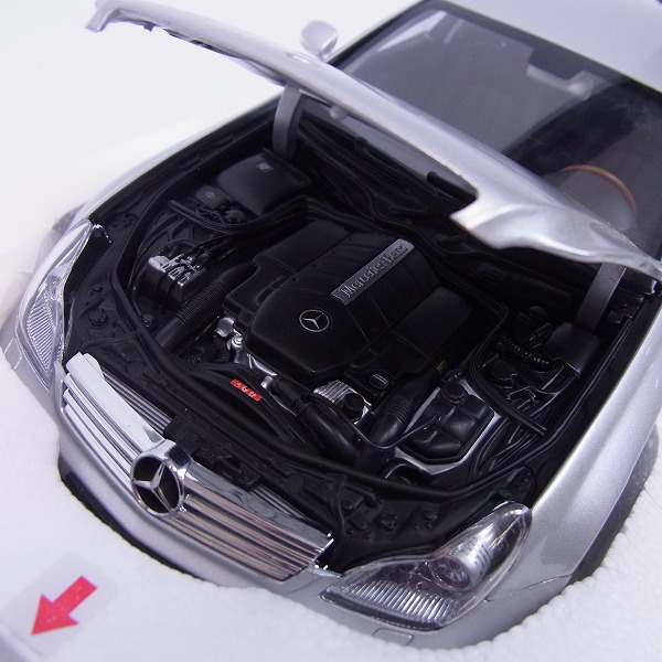 実際に弊社で買取させて頂いたKYOSHO/京商 メルセデスベンツ CLS Class 08401S シルバー 1/18の画像 2枚目