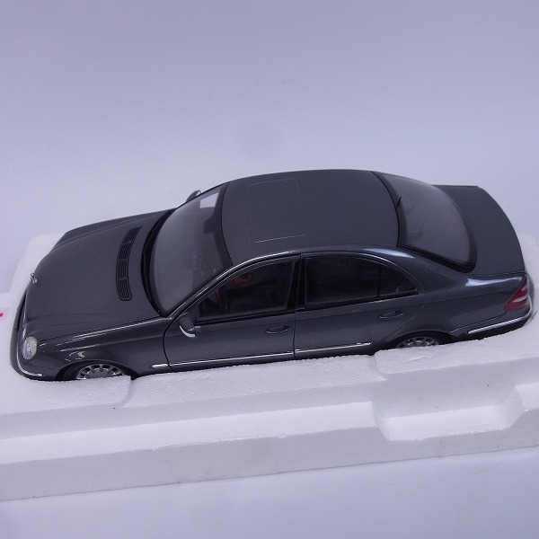 実際に弊社で買取させて頂いたKYOSHO/京商 メルセデスベンツ E-Class W211 セダン 09002SI 1/18の画像 1枚目