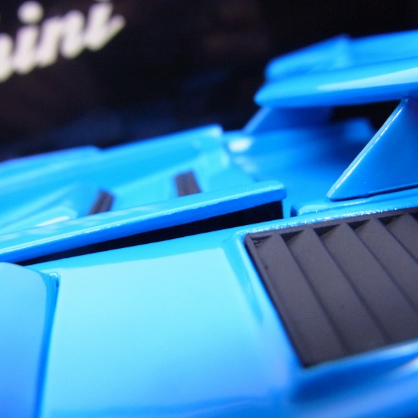 実際に弊社で買取させて頂いたKYOSHO/京商 ランボルギーニ カウンタックLP5000 quattrovalvole 08327BL ブルー 1/18の画像 8枚目