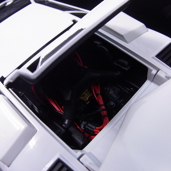 実際に弊社で買取させて頂いたKYOSHO/京商 ランボルギーニ カウンタックLP5000 quattrovalvole 08327W ホワイト 1/18の画像 4枚目