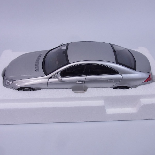 実際に弊社で買取させて頂いたKYOSHO/京商 メルセデスベンツ CLS Class 08401S シルバー 1/18の画像 1枚目