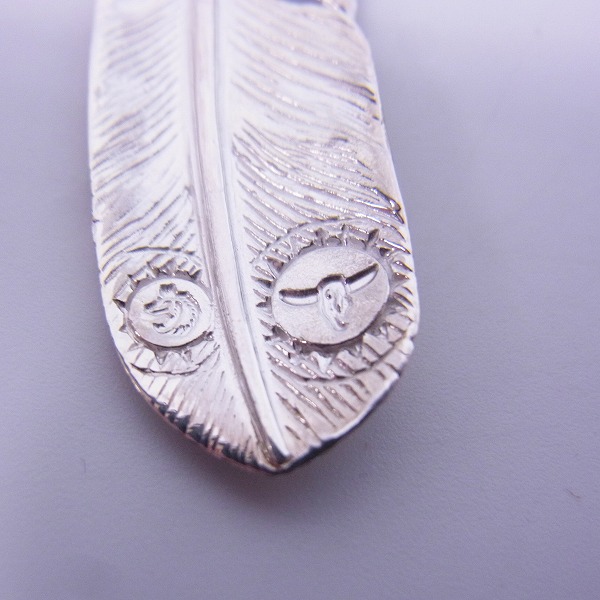 実際に弊社で買取させて頂いたTADY&KING/タディ&キング GPインディアン付き特大フェザー SV925×K18 左向きの画像 3枚目