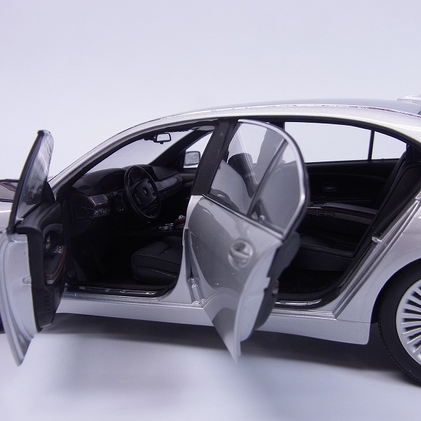実際に弊社で買取させて頂いたKYOSHO/京商 BMW 760Li 08572S シルバー 1/18の画像 4枚目