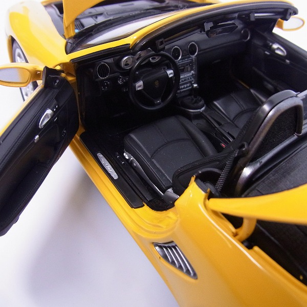 実際に弊社で買取させて頂いたKYOSHO/京商 PORSCHE BOXTER S ポルシェ ボクスター 08381Y イエロー 1/18の画像 5枚目