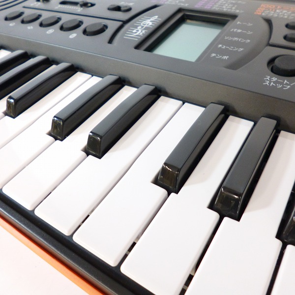 実際に弊社で買取させて頂いた★【動作確認済】 CASIO/カシオ  44鍵盤  ミニキーボード SA-76 ブラック&オレンジ ACアダプター付きの画像 2枚目