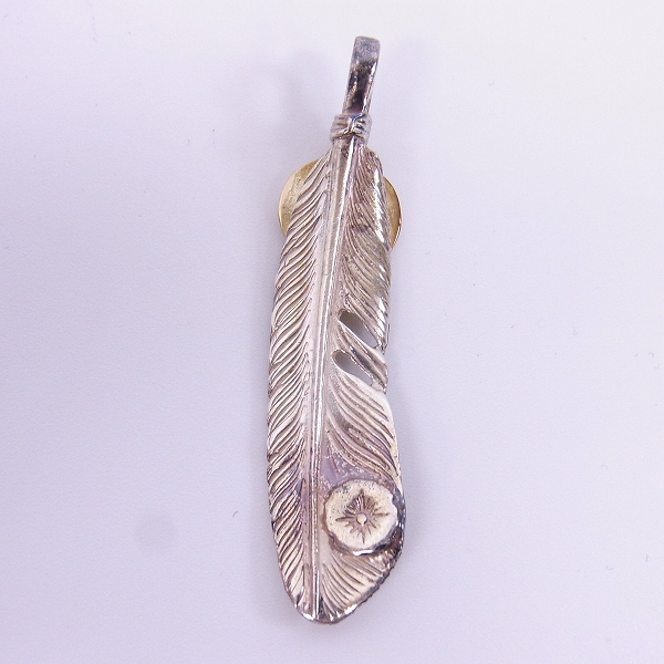 実際に弊社で買取させて頂いた【カスタム】ARIZONA FREEDOM/アリゾナフリーダム K18 ループ エメラルド付 フェザーペンダント/左向き の画像 2枚目