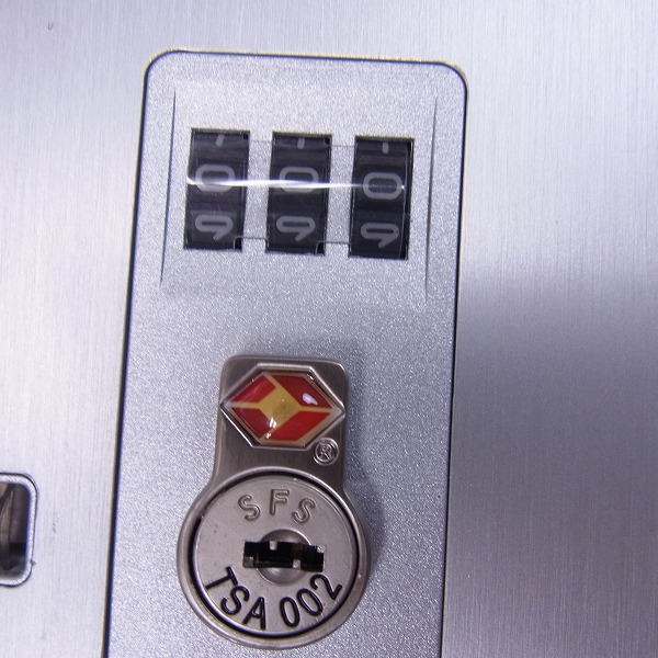 実際に弊社で買取させて頂いたRIMOWA×Porsche Design/リモワ×ポルシェデザイン 4輪キャリーケース の画像 4枚目