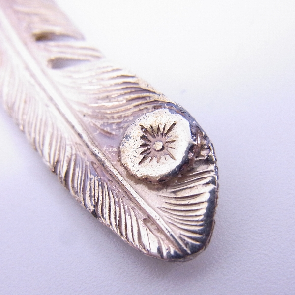 実際に弊社で買取させて頂いた【カスタム】ARIZONA FREEDOM/アリゾナフリーダム K18 ループ エメラルド付 フェザーペンダント/左向き の画像 6枚目