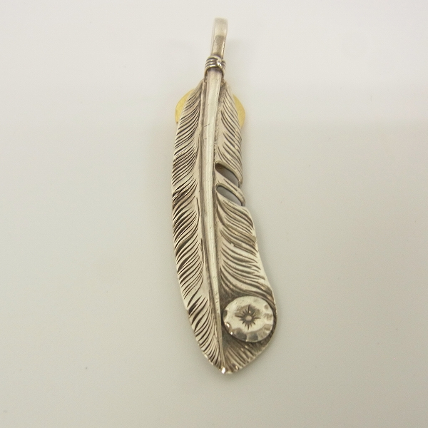 実際に弊社で買取させて頂いたARIZONA FREEDOM/アリゾナフリーダム 60mm K18 ループ付 フェザーペンダント/左向きの画像 2枚目