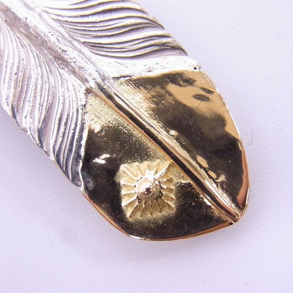 実際に弊社で買取させて頂いた【カスタム】ARIZONA FREEDOM/アリゾナフリーダム K18 エメラルド付き タタキ 唐草模様 ハートフェザー ペンダント 右向きの画像 6枚目