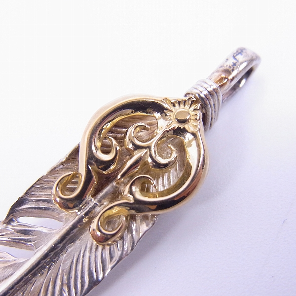 実際に弊社で買取させて頂いた【カスタム】ARIZONA FREEDOM/アリゾナフリーダム K18 ループ エメラルド付 フェザーペンダント/左向き の画像 5枚目