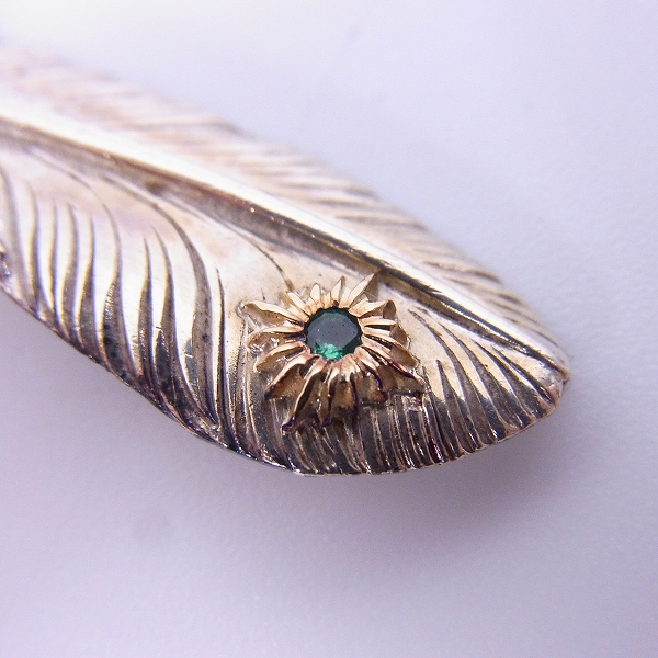 実際に弊社で買取させて頂いた【カスタム】ARIZONA FREEDOM/アリゾナフリーダム K18 ループ エメラルド付 フェザーペンダント/左向き の画像 4枚目