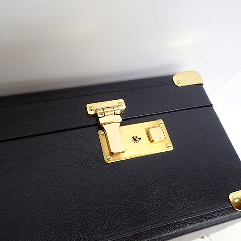 実際に弊社で買取させて頂いた【美品/型番詳細不明/鍵あり】SELMER/セルマ－テナーサックス用 ハードケース ブラックの画像 5枚目