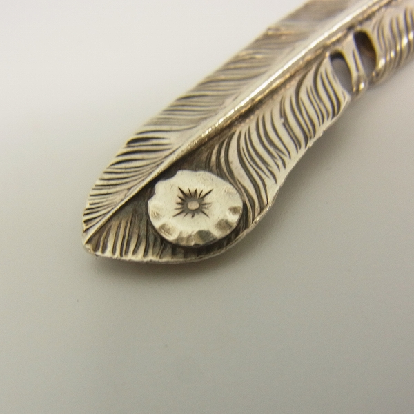 実際に弊社で買取させて頂いたARIZONA FREEDOM/アリゾナフリーダム 60mm K18 ループ付 フェザーペンダント/左向きの画像 4枚目