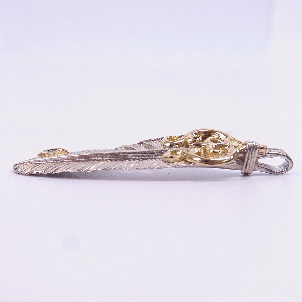 実際に弊社で買取させて頂いた【カスタム】ARIZONA FREEDOM/アリゾナフリーダム K18 ループ エメラルド付 フェザーペンダント/左向き の画像 3枚目