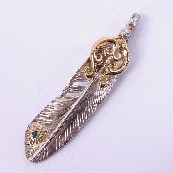 実際に弊社で買取させて頂いた【カスタム】ARIZONA FREEDOM/アリゾナフリーダム K18 ループ エメラルド付 フェザーペンダント/左向き 