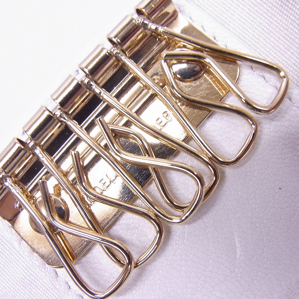 実際に弊社で買取させて頂いたJIMMY CHOO/ジミーチュウ スタースタッズ レザー6連キーケース ホワイトの画像 5枚目