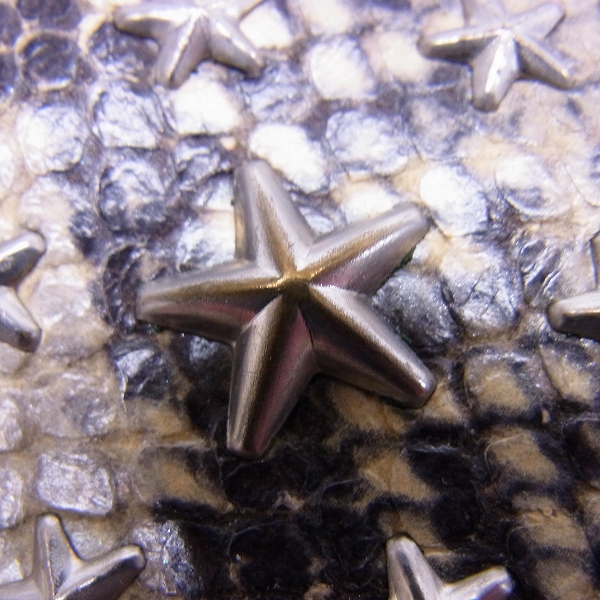 実際に弊社で買取させて頂いたJIMMY CHOO/ジミーチュウ パイソン/スタースタッズ ラウンドジップウォレットの画像 7枚目