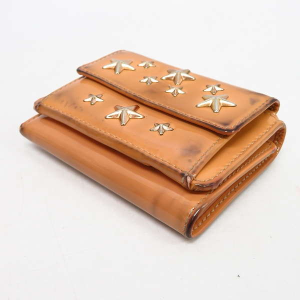 実際に弊社で買取させて頂いたJIMMY CHOO/ジミーチュウ NEMO 133NEMOGTR エナメル/スタッズ 3つ折り財布の画像 2枚目