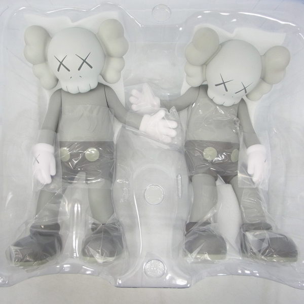 実際に弊社で買取させて頂いた【美品】KAWS/カウズ ALONG THE WAY フィギュア MEDICOM TOY/メディコムトイ GREYの画像 4枚目