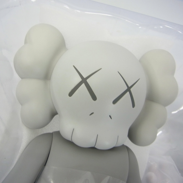 実際に弊社で買取させて頂いた【美品】KAWS/カウズ ALONG THE WAY フィギュア MEDICOM TOY/メディコムトイ GREYの画像 5枚目