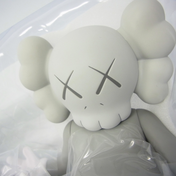 実際に弊社で買取させて頂いた【美品】KAWS/カウズ ALONG THE WAY フィギュア MEDICOM TOY/メディコムトイ GREYの画像 6枚目