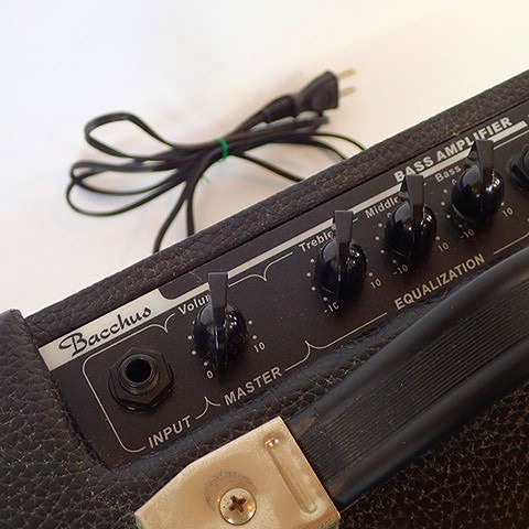 実際に弊社で買取させて頂いた【音出し確認済】Bacchus/バッカス BBA-10 コンパクト ベースアンプ コンボアンプの画像 2枚目