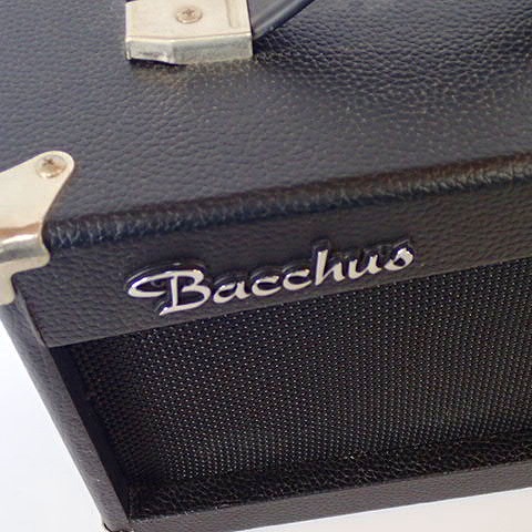 実際に弊社で買取させて頂いた【音出し確認済】Bacchus/バッカス BBA-10 コンパクト ベースアンプ コンボアンプの画像 1枚目