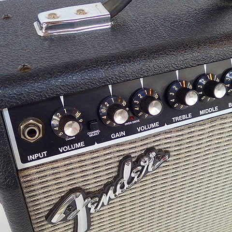 実際に弊社で買取させて頂いた【音出し確認済】Fender/フェンダー SDR-15CE Studio Drive Reverb ギターアンプ コンボアンプの画像 1枚目