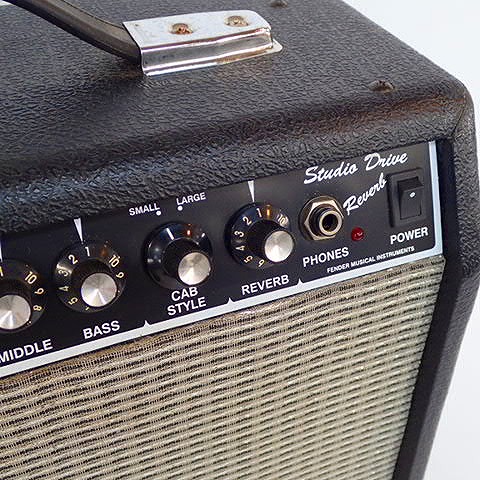 実際に弊社で買取させて頂いた【音出し確認済】Fender/フェンダー SDR-15CE Studio Drive Reverb ギターアンプ コンボアンプの画像 2枚目