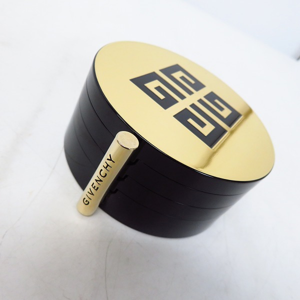 実際に弊社で買取させて頂いたGIVENCHY/ジバンシィ ゴールド・グラマー・パレット