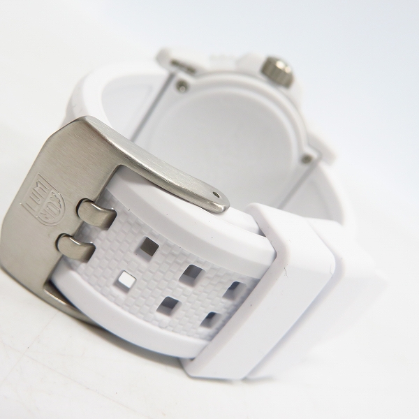 実際に弊社で買取させて頂いたLUMINOX/ルミノックス シリーズ7050 クオーツ 腕時計 ホワイト XS.7057.WOの画像 3枚目