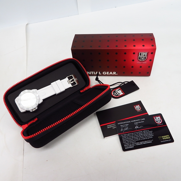 実際に弊社で買取させて頂いたLUMINOX/ルミノックス シリーズ7050 クオーツ 腕時計 ホワイト XS.7057.WOの画像 5枚目