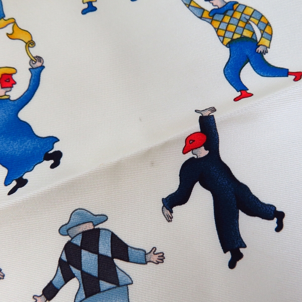 実際に弊社で買取させて頂いた【未使用】BVLGARI/ブルガリ シルク 100％ 総柄 スカーフの画像 4枚目