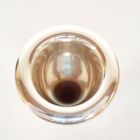 実際に弊社で買取させて頂いたSCHILKE/シルキー HELLEBERG チューバ用 マウスピース アクセサリー YAMAHA製ケース付きの画像 5枚目