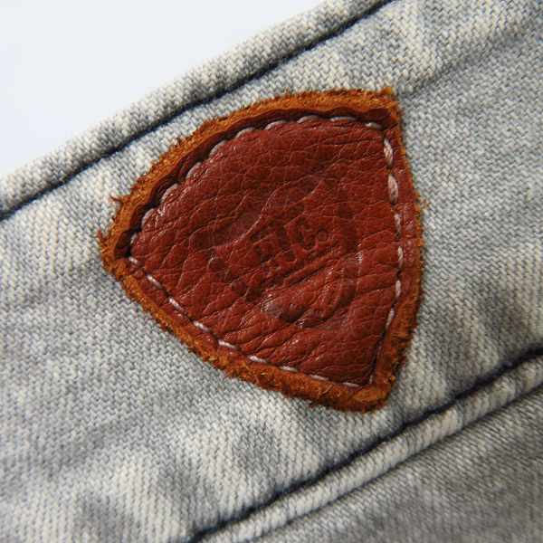 実際に弊社で買取させて頂いたAKM×HTC/エーケーエム×エイチティーシー スタッズ デニムパンツ/Lの画像 2枚目