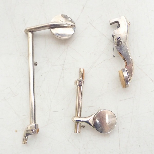 実際に弊社で買取させて頂いた【ジャンク/詳細不明】オーボエ用 キー/指掛 パーツ おまとめ9点の画像 2枚目