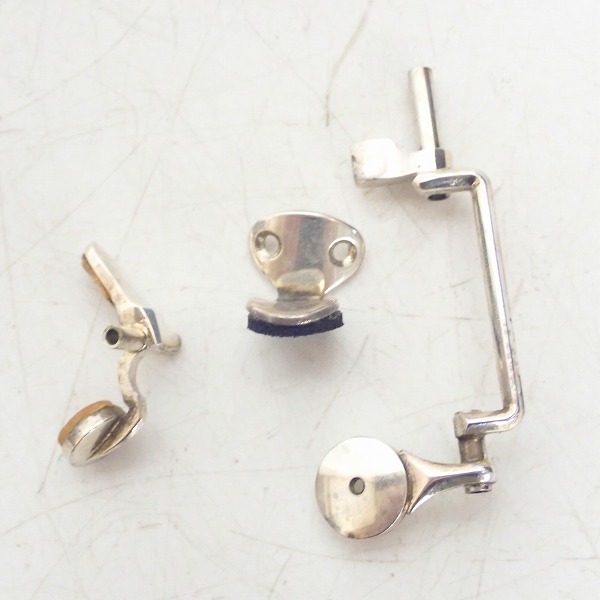 実際に弊社で買取させて頂いた【ジャンク/詳細不明】オーボエ用 キー/指掛 パーツ おまとめ9点の画像 3枚目