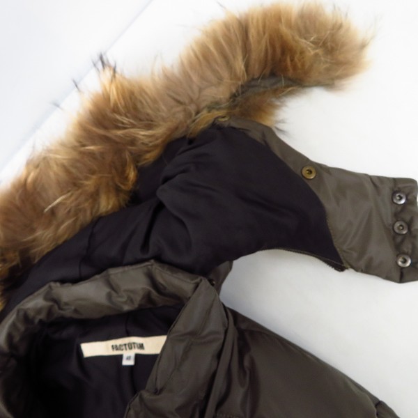 実際に弊社で買取させて頂いたFACTOTUM/ファクトタム ダウンジャケット ラクーンファー 0126612/48の画像 7枚目