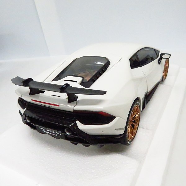 実際に弊社で買取させて頂いたAUTOart/オートアート 1/18 LAMBORGHINI/ランボルギーニ ウラカン ペルフォマンテ ソリッドホワイト 79151の画像 2枚目