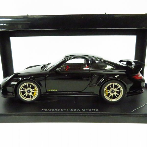 実際に弊社で買取させて頂いたAUTOart/オートアート 1/18 PORSCHE/ポルシェ 911 GT2 RS ブラック 77962の画像 4枚目