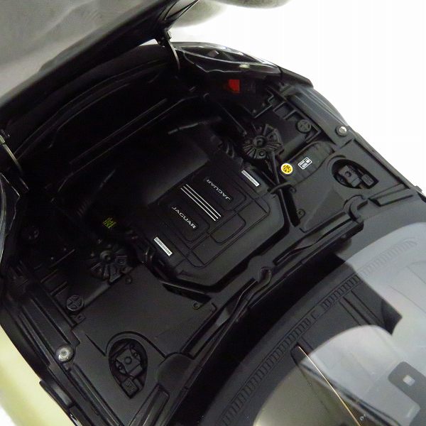 実際に弊社で買取させて頂いたAUTOart/オートアート 1/18 JUGUAR/ジャガー F-TYPE 2015 R COUPE マットブラック 73652の画像 4枚目