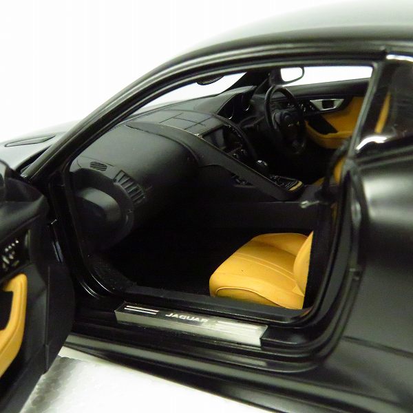 実際に弊社で買取させて頂いたAUTOart/オートアート 1/18 JUGUAR/ジャガー F-TYPE 2015 R COUPE マットブラック 73652の画像 5枚目